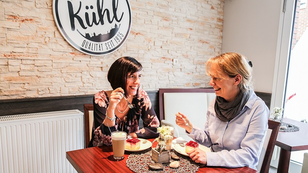 We verwennen je met koffiespecialiteiten, snacks, heerlijke taarten & huisgemaakte taarten // © Stadtbäckerei Kühl GmbH & Co. KG / Andrea Kunath We verwennen je met koffiespecialiteiten, snacks, heerlijke taarten & huisgemaakte taarten // © Stadtbäckerei Kühl GmbH & Co. KG / Andrea Kunath