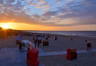 Romantischer Sonnenuntergang am barrierefreien Strandzugang im Ostseebad Trassenheide // &copy; Eigenbetrieb Kurverwaltung Ostseebad Trassenheide