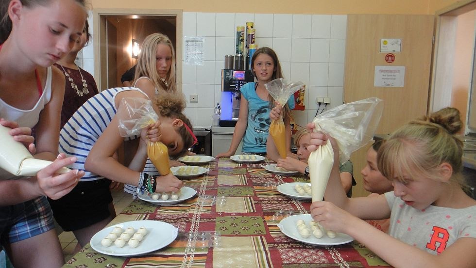 Herstellung von Pralinen - Süße Nascherei für unsere kleinen und großen Gäste // © Kinder- und Jugendhotel Verchen Herstellung von Pralinen - Süße Nascherei für unsere kleinen und großen Gäste // © Kinder- und Jugendhotel Verchen