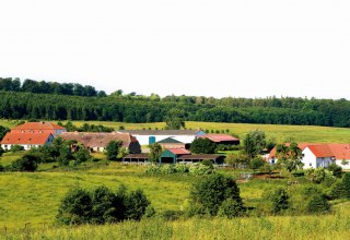 Het landgoed en de Gourmet Manufaktur in Klepelshagen genesteld in het landschap van de Brohmer Berge // © Gourmet Manufaktur Gut Klepelshagen Het landgoed en de Gourmet Manufaktur in Klepelshagen genesteld in het landschap van de Brohmer Berge // © Gourmet Manufaktur Gut Klepelshagen