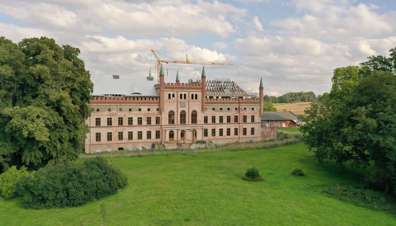 Schloss Broock von der Parkseite - mit neuen Fenstern, © Schloss Broock GmbH & Co. KG / Jan Fischer Schloss Broock von der Parkseite - mit neuen Fenstern, © Schloss Broock GmbH & Co. KG / Jan Fischer