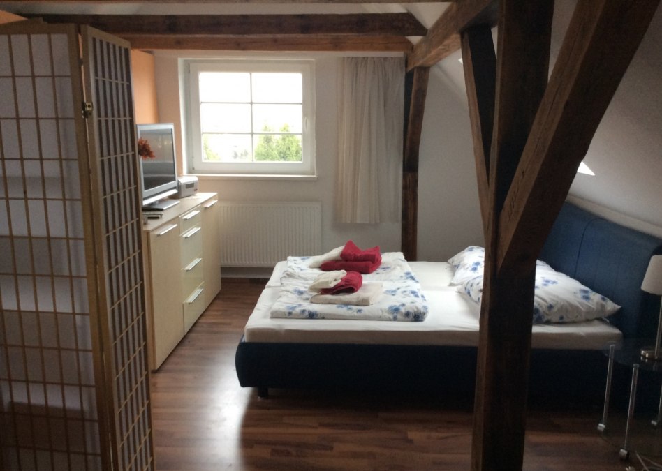 Das Schlafzimmer der Ferienwohnung im Obergeschoss, © Johanna Manthey Das Schlafzimmer der Ferienwohnung im Obergeschoss, © Johanna Manthey