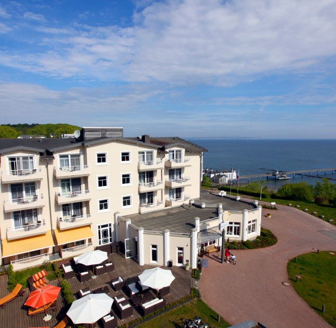 Hotelansicht mit Blick auf&acute;s Meer // &copy; Jochen Tack, Hotel Bernstein