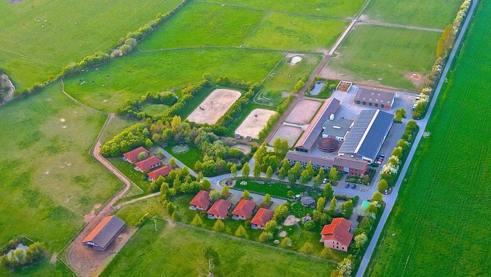 Er zijn vakantiewoningen en -huisjes, een kinderspeelplaats en een kinderboerderij op het terrein van de manege., &copy; Bernsteinreiter
