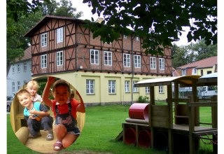 Zicht op het familiecentrum vanaf de speeltuin // &copy; Familienzentrum Neustrelitz