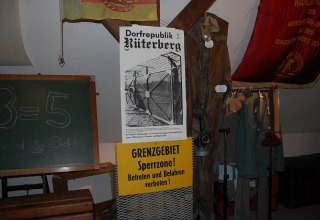 Beschilderung aus der Zeit der Dorfrepublik., © Gabriele Skorupski Beschilderung aus der Zeit der Dorfrepublik., © Gabriele Skorupski