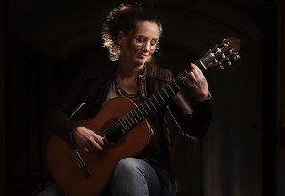 Annika Hutschreuther spielt Gitarre, &copy; Christian Schirbort