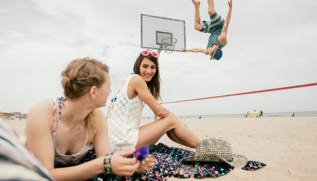 Slackline am Strand bei Sonne, &copy; TMV/Timo Roth