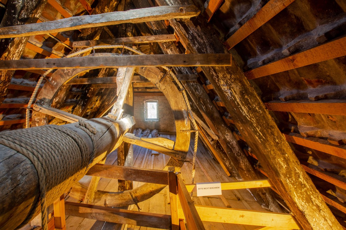 Das original erhaltene h&ouml;lzerne Lastenrad unter dem Dach des 700 Jahre alten Museumshaus in Stralsund // &copy; STRALSUND MUSEUM