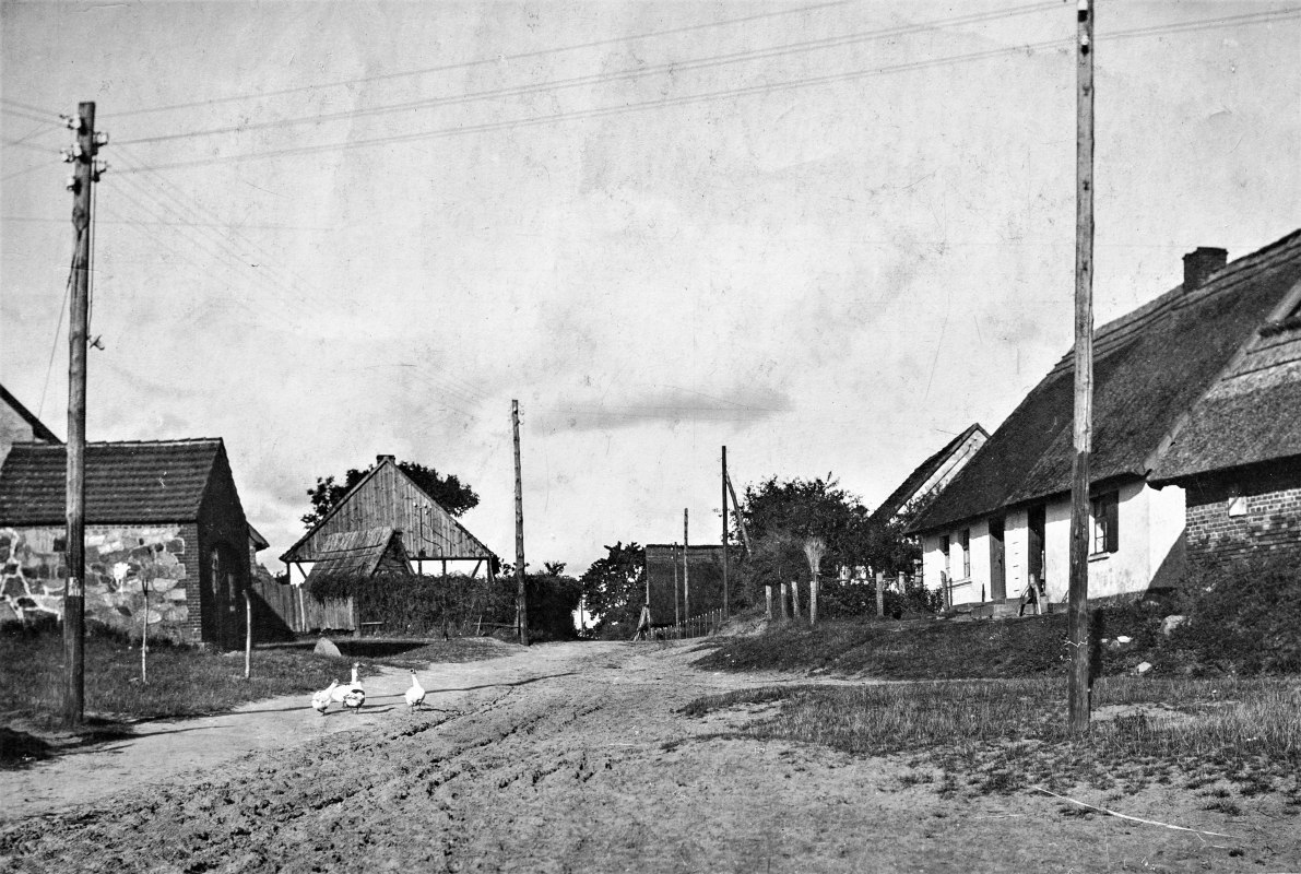 Wanderung durch die Geschichte Loddins mit Herrn Altmann, &copy; Loddin_Kreisverkehr.jpg