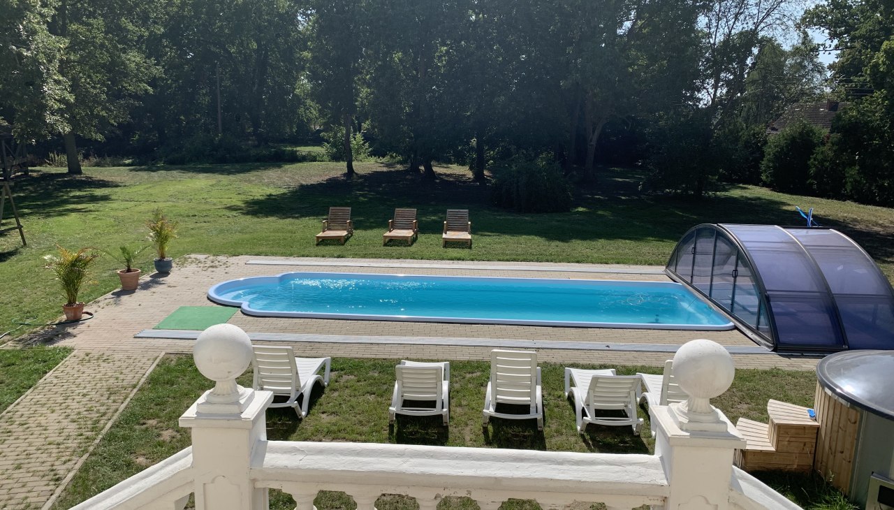 Uitzicht op het zwembad bij Kasteel Schmuggerow, &copy; Hellberg Domizil