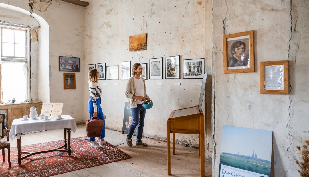 Twee mensen wandelen door de tentoonstelling in het paleis van Ludwigsburg