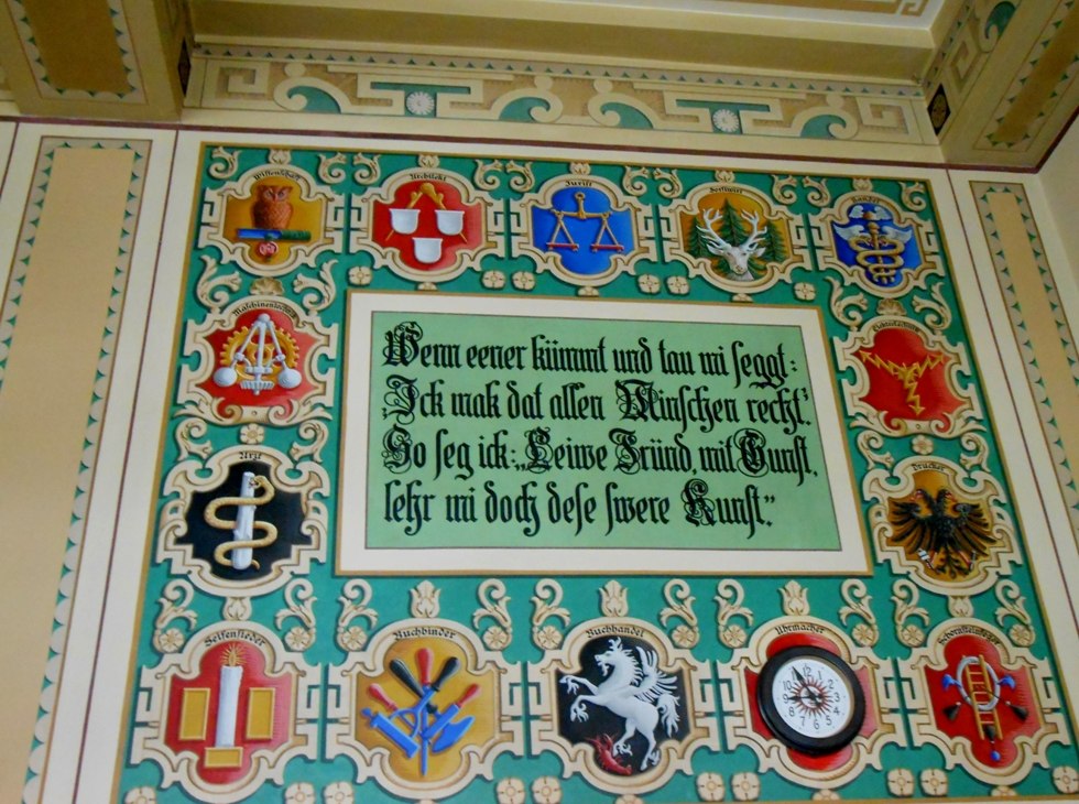 Rathaussaal Malchin mit 72 Zunftzeichen von 1927, © Monika Kröger Rathaussaal Malchin mit 72 Zunftzeichen von 1927, © Monika Kröger