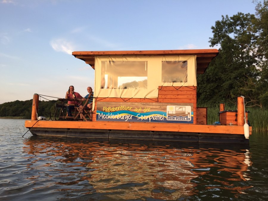 Entspannung pur auf dem führerscheinfreien Floß, © dein-floss.de Entspannung pur auf dem führerscheinfreien Floß, © dein-floss.de