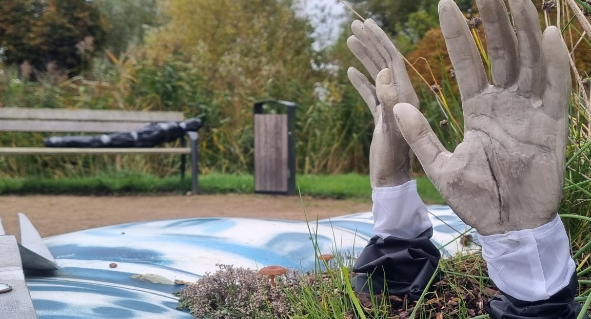 Hände im Blumentopf, © minimare