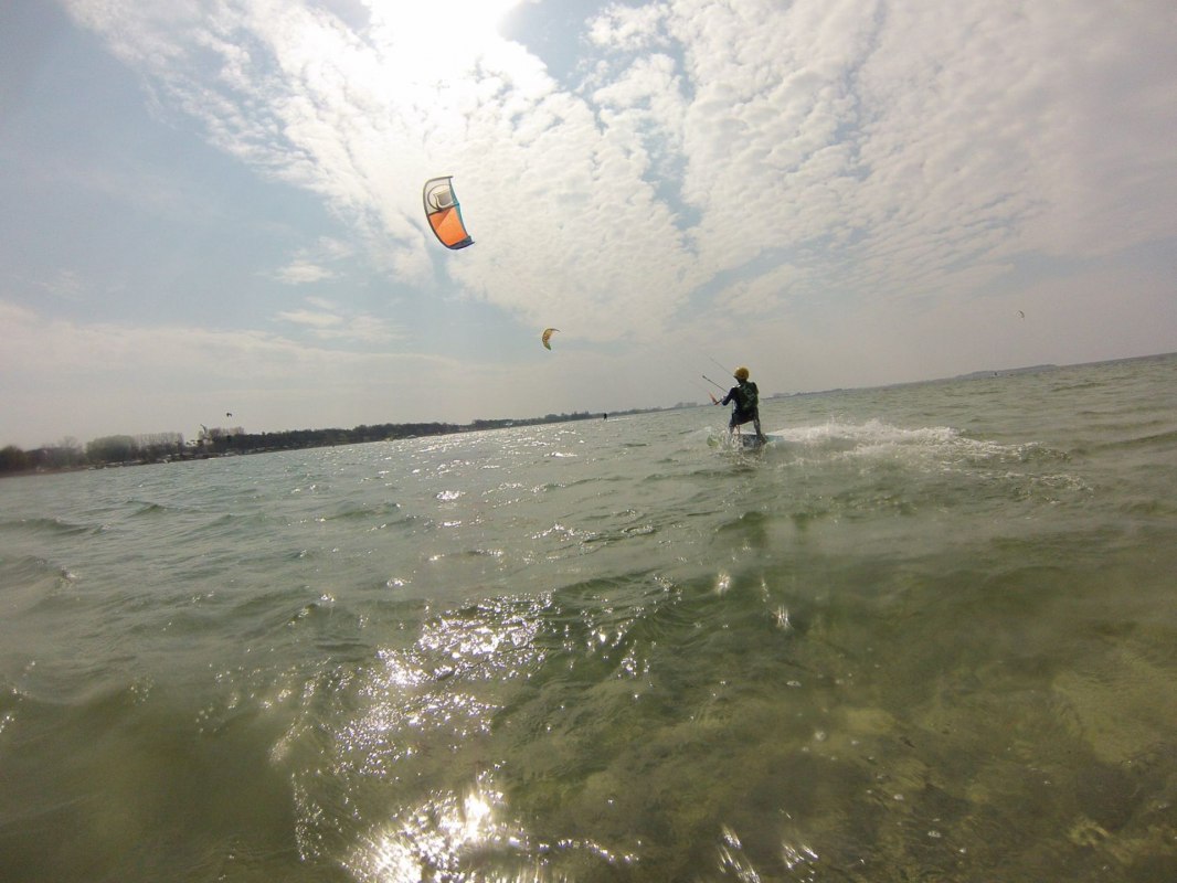 Glijden over het water - een ongelooflijk gevoel // &copy; Kitesurfschule Pepelow