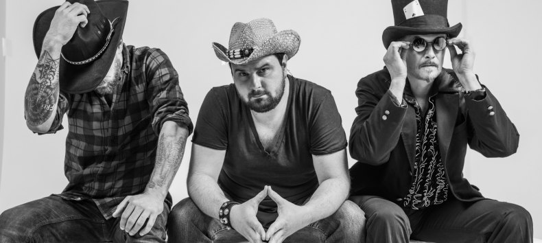 Coverhits mit Mandoline, Bass-Ukulele und Gitarre. Kleine Instrumente - gro&szlig;e Songs - gro&szlig;er Spa&szlig;. // &copy; Stephan Klement