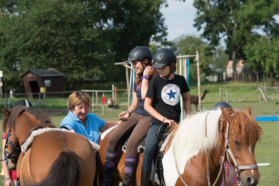 Pflegekinder lernen beim Umgang mit dem Pferd viel &uuml;ber sich selbst // &copy; MV-T/Hafemann