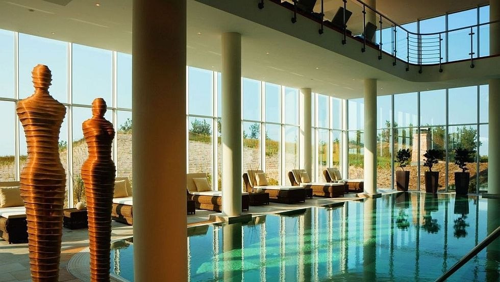 Ein großzügiger Blick in die Dünenlandschaft vom Pool des Dünenmeer-Spa // © Strandhotel Dünenmeer Ein großzügiger Blick in die Dünenlandschaft vom Pool des Dünenmeer-Spa // © Strandhotel Dünenmeer