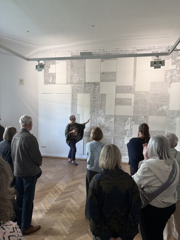 Juliane Laitzsch in der Ausstellung // © Mecklenburgisches Künstlerhaus Schloss Plüschow Juliane Laitzsch in der Ausstellung // © Mecklenburgisches Künstlerhaus Schloss Plüschow