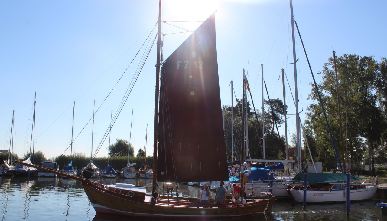 Das Zeesenboot von Alwin Harder am kleinen Hafen im Erholungsort M&ouml;nkebude, &copy; TVV/Spittel