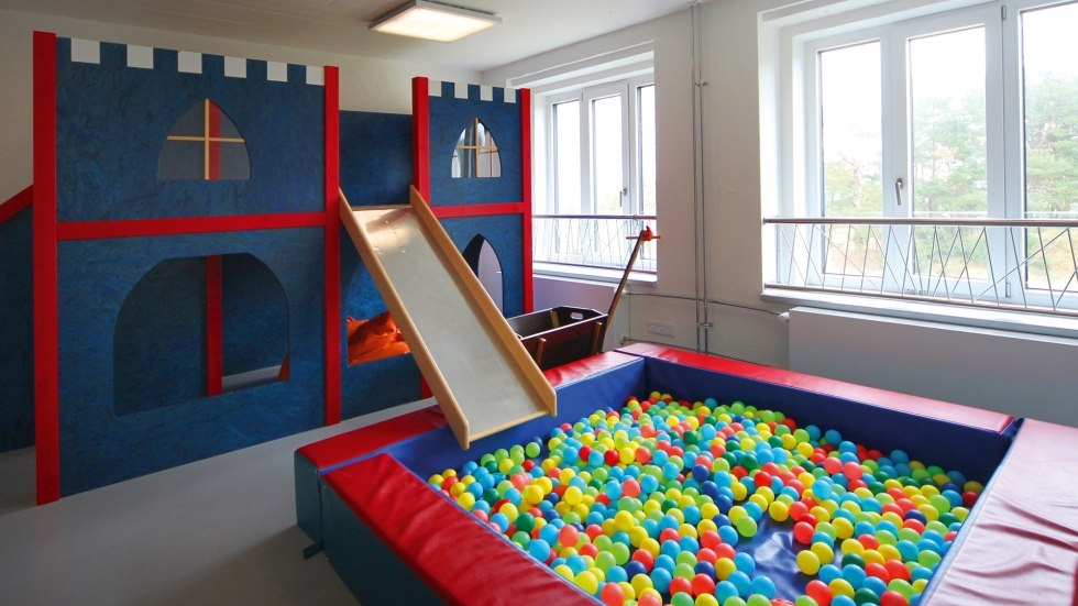 Schlechtes Wetter? Kein Problem! Im Spielzimmer mit B&auml;llebad kann man sich so richtig austoben., &copy; DJH MV / Danny Gohlke