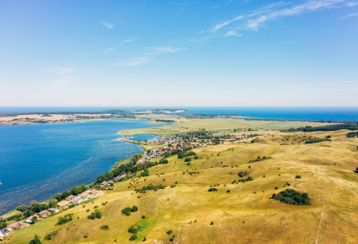 Die Zicker Berge auf der Halbinsel M&ouml;nchgut bieten eine atemberaubende Aussicht auf die weite Landschaft und das glitzernde Wasser der Ostsee &ndash; ein Paradies f&uuml;r Naturfreunde und Ruhesuchende. // &copy; MV-T/Friedrich