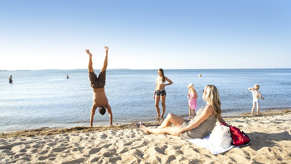 Der feinsandige Strand im Ferienpark Müritz ist flach abfallend – Top für Bade-Vergnügen. // © Ferienpark Mirow GmbH Der feinsandige Strand im Ferienpark Müritz ist flach abfallend – Top für Bade-Vergnügen. // © Ferienpark Mirow GmbH