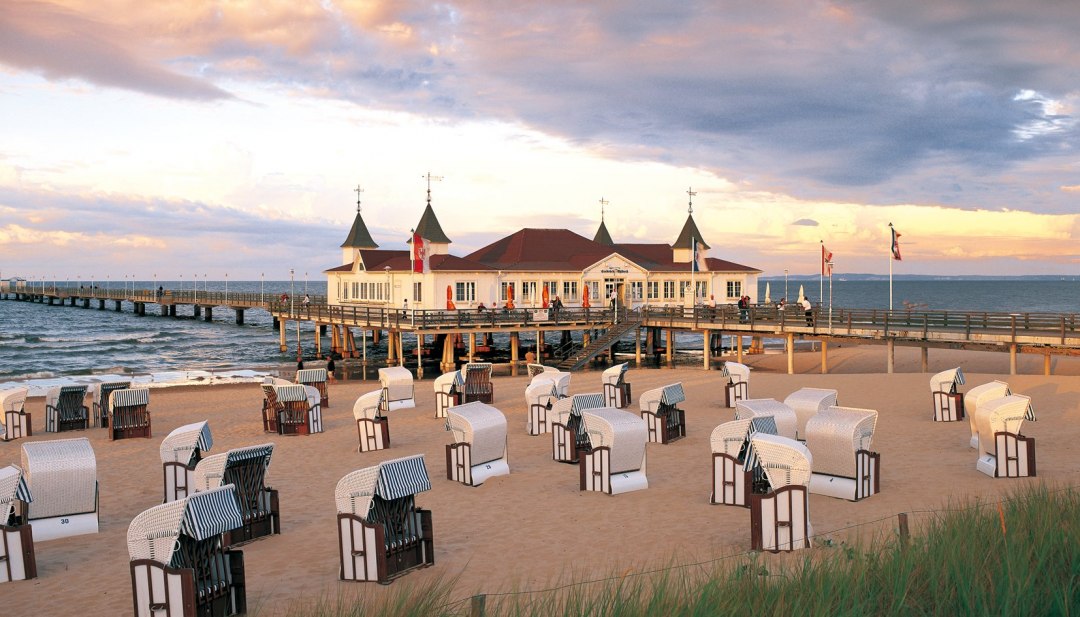 Einmal &uuml;ber den Wellen der tosenden Ostsee "schweben" - das geht auf der Seebr&uuml;cke im Seeheilbad Ahlbeck, welche zudem die &Auml;lteste in Deutschland ist. // &copy; MV-T/Grundner
