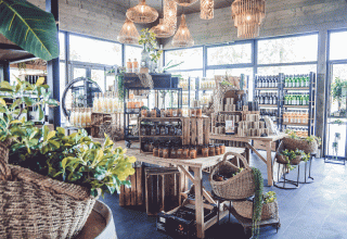 Nicht nur der attraktive Verkaufsraum, sondern auch das angrenzende Bistro & Café laden zum Stöbern und Verweilen ein. // © Inselmühle Usedom GmbH Nicht nur der attraktive Verkaufsraum, sondern auch das angrenzende Bistro & Café laden zum Stöbern und Verweilen ein. // © Inselmühle Usedom GmbH