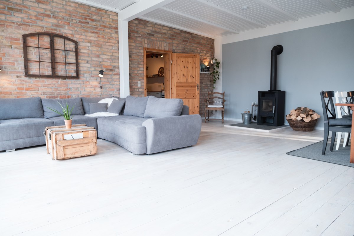 Woon- en eetruimte in het kleine vakantiehuis van het voormalige washuisje // &copy; Rittergut Damerow / Lars Sch&ouml;nherr Fotografie