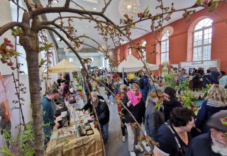 2025 Messe: B&auml;rlauch trifft Regionalprodukte
Die Veranstalter R&uuml;gen Produkte Verein e. V. und das
Biosph&auml;renreservatsamt S&uuml;dost-R&uuml;gen stellen Ihnen
gemeinsam mit einer Vielzahl von Ausstellern die vielf&auml;ltige
Produktpalette der Insel R&uuml;gen vor., &copy; Biosph&auml;renreservatsamt S&uuml;dost-R&uuml;gen
