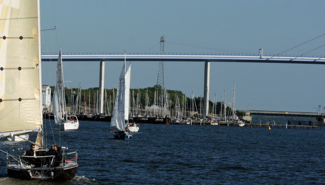 Stege des Wassersportzentrums Dänholm vor den beiden Rügenbrücken, © Lutz Lampe, Stralsund Stege des Wassersportzentrums Dänholm vor den beiden Rügenbrücken, © Lutz Lampe, Stralsund