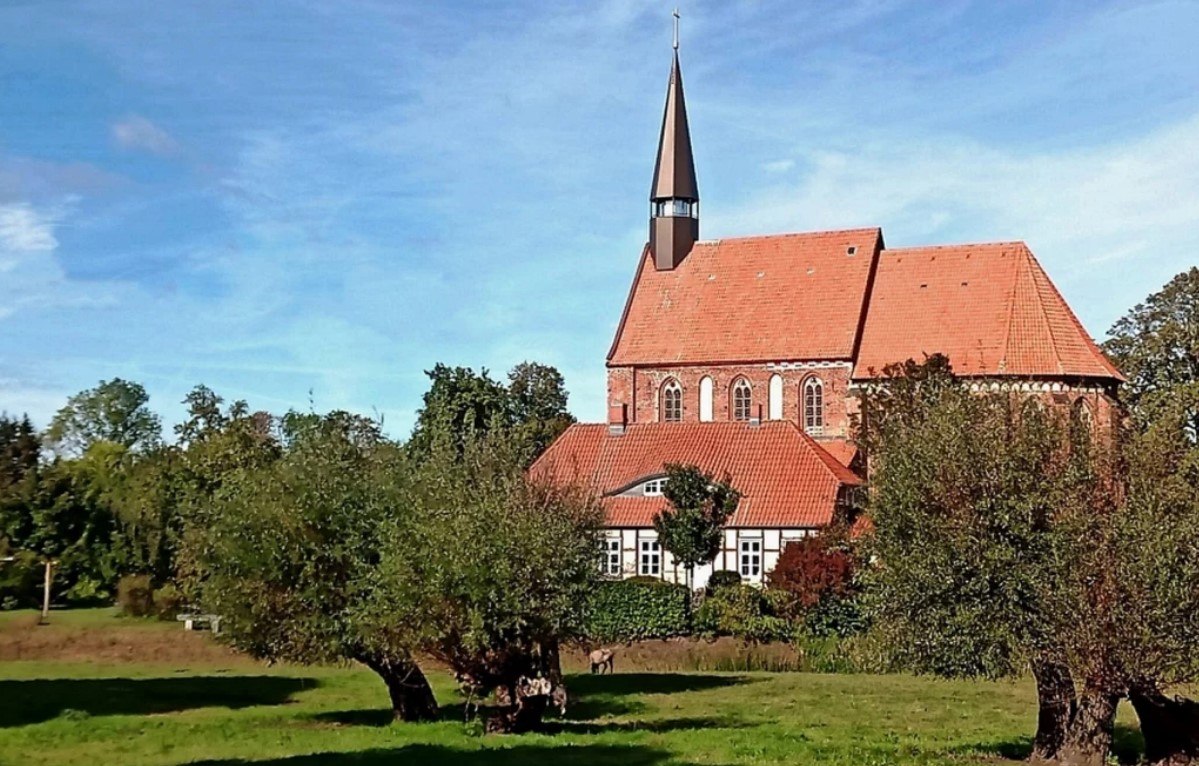 Backsteinkirche Stakow // &copy; Kontakt  Anschrift Backstein Geist und Garten e.V.