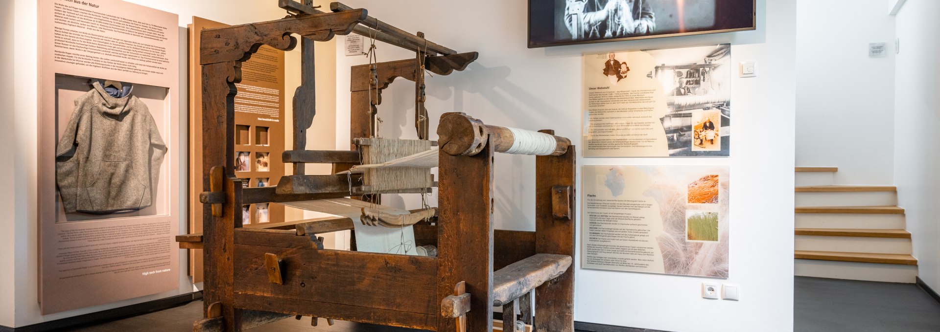 Ein Webstuhl steht in einer Ausstellung im Heimatmuseum Mönchgut // Spinnen und Weben haben im Mönchgut Tradition. Ein wuchtiger alter Webstuhl im Museum zeigt, wie aufwändig das einmal gewesen ist // © MV-T/Gross Ein Webstuhl steht in einer Ausstellung im Heimatmuseum Mönchgut