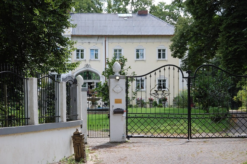Das Schloss liegt am Rande des Dorfes in einem herrlichen Park. // © Gabriele Skorupski Das Schloss liegt am Rande des Dorfes in einem herrlichen Park. // © Gabriele Skorupski
