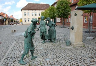 Anstelle des alten Brunnens stehen jetzt drei Bronzefiguren. // &copy; Gabriele Skorupski