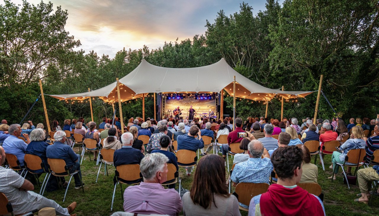 Evas Sommergarten beim Ahrenshooper Jazzfest 2021, © Kurverwaltung Ahrenshoop · Foto Voigt & Kranz UG, ostsee-kuestenbilder.de Evas Sommergarten beim Ahrenshooper Jazzfest 2021, © Kurverwaltung Ahrenshoop · Foto Voigt & Kranz UG, ostsee-kuestenbilder.de