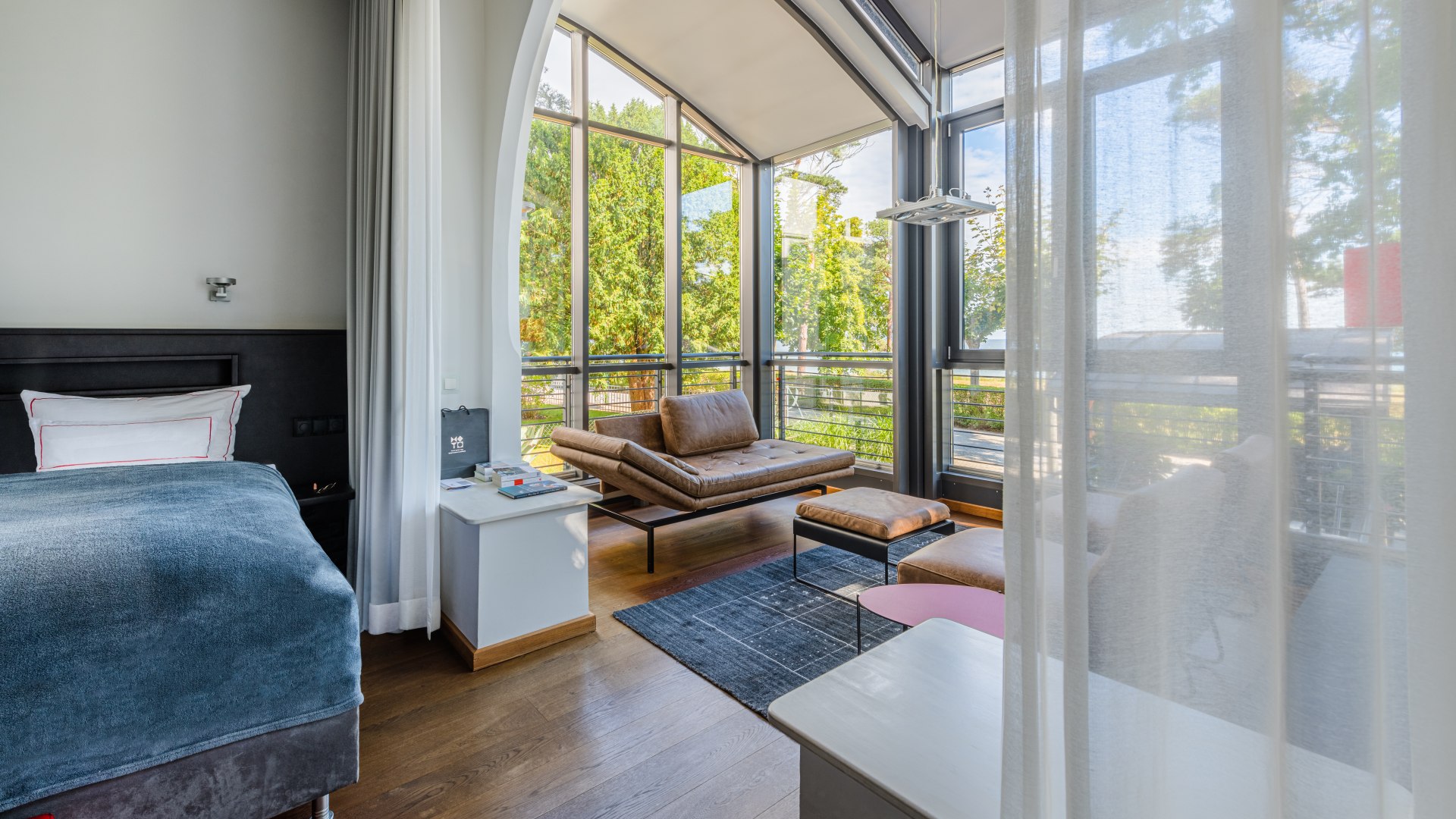 Een kamer van binnen in Hotel am Meer in Binz - bed, zitgedeelte met uitzicht op de promenade // Wolfgang Schewe heeft altijd oog gehad voor mooie materialen en ruimtes: kamers in Hotel am Meer in Binz // © MV-T/Tiemann Een kamer van binnen in Hotel am Meer in Binz - bed, zitgedeelte met uitzicht op de promenade