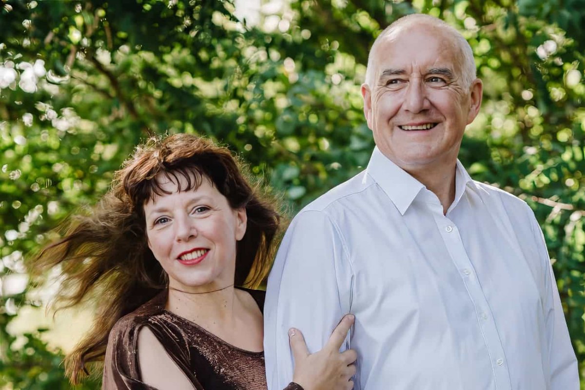 Een authentiek buitenportret van twee personen in een groene parkomgeving, ideaal voor evenementen- of kunstenaarswebsites. // © duo-con-emonzione Een authentiek buitenportret van twee personen in een groene parkomgeving, ideaal voor evenementen- of kunstenaarswebsites. // © duo-con-emonzione