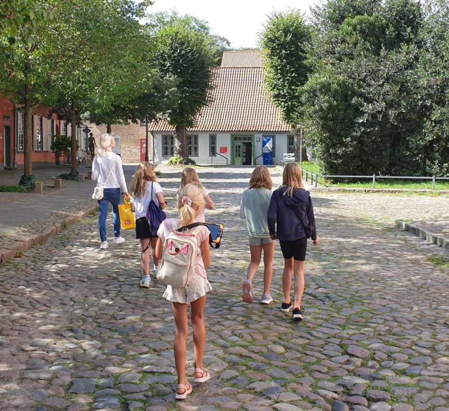 Die Kinder sind auf dem Weg, das nächste Rätsel auf ihrem Tablet zu lösen und etwas über Rostock zu erfahren // © JSB e. V. Die Kinder sind auf dem Weg, das nächste Rätsel auf ihrem Tablet zu lösen und etwas über Rostock zu erfahren // © JSB e. V.