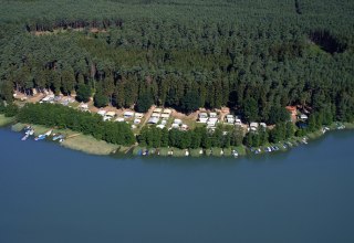 Ruhe genie&szlig;en direkt am See inmitten ausgedehnter W&auml;lder. // &copy; Haveltourist