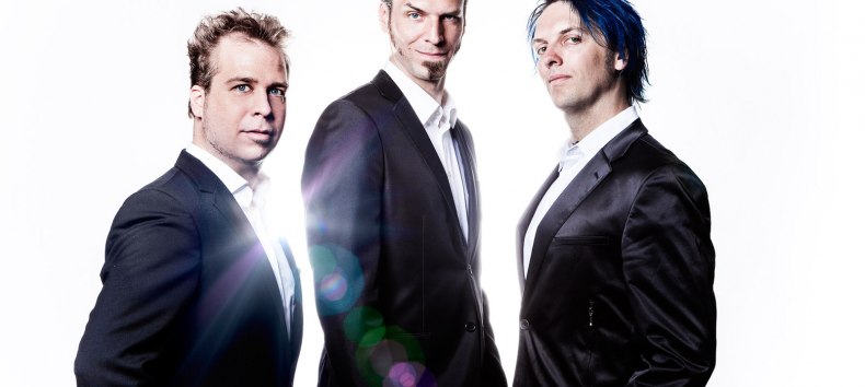 Ein Konzertabend mit der Band TRiPOD aus Hamburg funktioniert nachfolgender Formel:  "Trio" + "iPod" = TRiPOD  Schlagzeug, Bass, Gitarre und 3 Stimmen gestalten, &copy; Christoph Rosenpl&auml;nter