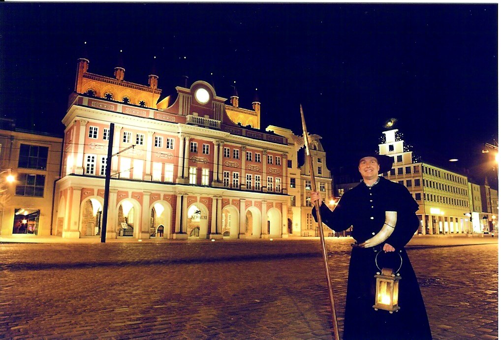 Der Rostocker Nachtw&auml;chter vor dem Rathaus // &copy; HTR Hansetouristik Rostock