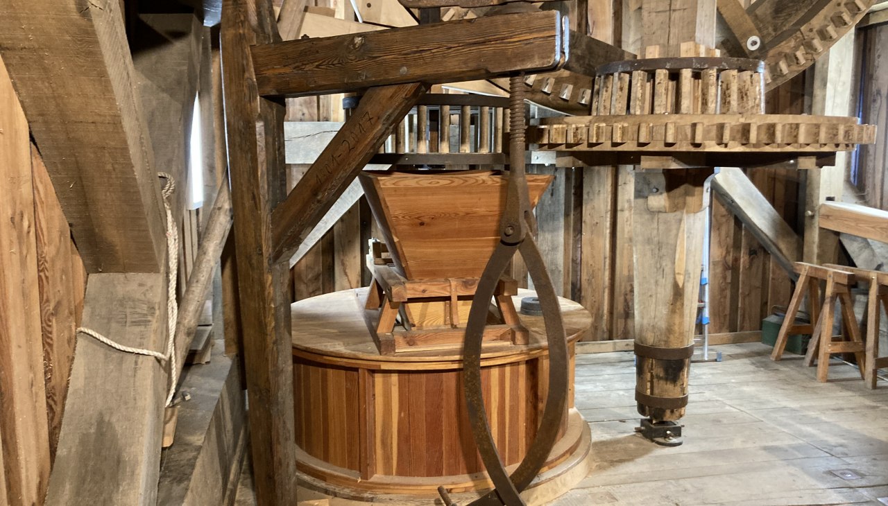 Der Kornboden der Eldenaer Mühle zeigt Mahlgang, Steinkran und Königswelle, © Martin Weidemeier Der Kornboden der Eldenaer Mühle zeigt Mahlgang, Steinkran und Königswelle, © Martin Weidemeier