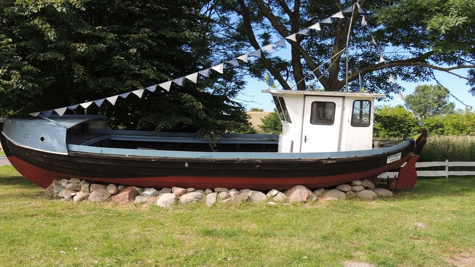 altes Fischerboot vor dem Dorfteich // © Kurverwaltung Insel Poel altes Fischerboot vor dem Dorfteich // © Kurverwaltung Insel Poel