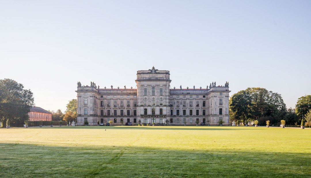 Barockes Schloss Ludwigslust mit Schlossgarten und Rasenfl&auml;che in Mecklenburg-Vorpommern.