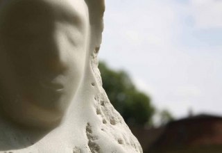 Anne-Katrin Altwein: Allonge. Marmor. Atelier ARQUOIA Ausstellung und Skulpturengarten in Ivenack // &copy; Foto: Raphael Wolf