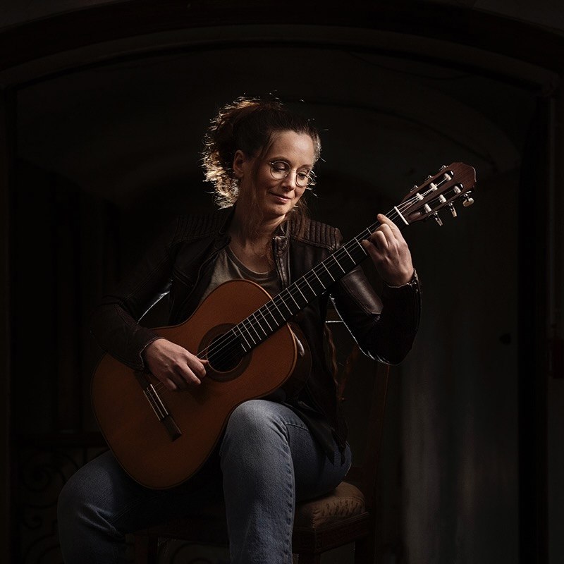Annika Hutschreuther spielt Gitarre, &copy; Christian Schirbort