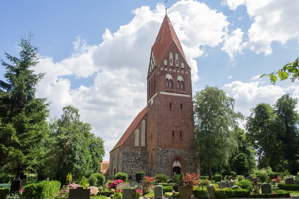 Dorfkirche Biestow mit Friedhof // © Frank Burger Dorfkirche Biestow mit Friedhof // © Frank Burger